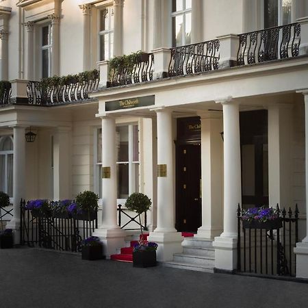 Montcalm Chilworth Townhouse, Paddington Hotell London Eksteriør bilde The photo shows an elegant building entrance with classic architectural features. It has several tall, white columns supporting a balcony adorned with ornamental railings. The entrance is flanked by decorative planters with flowers. A set of steps le