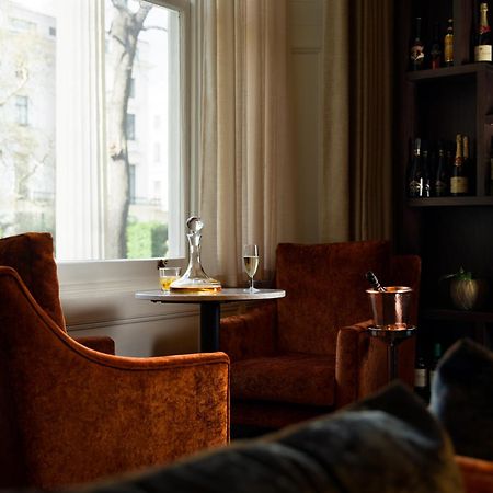 Montcalm Chilworth Townhouse, Paddington Hotell London Eksteriør bilde The photo depicts a cozy interior setting featuring two orange velvet armchairs positioned around a small round table. On the table, there’s a glass decanter and a flute glass, suggesting a setting for drinks. A silver ice bucket is also present. In 