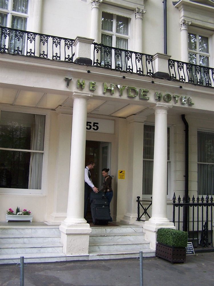 Montcalm Chilworth Townhouse, Paddington Hotell London Eksteriør bilde The photo shows the entrance of a hotel named "The Hyde Hotel." There are two individuals at the entrance: one person is wearing a uniform and appears to be assisting another person who is holding a suitcase. The hotel has white columns and a clean, 